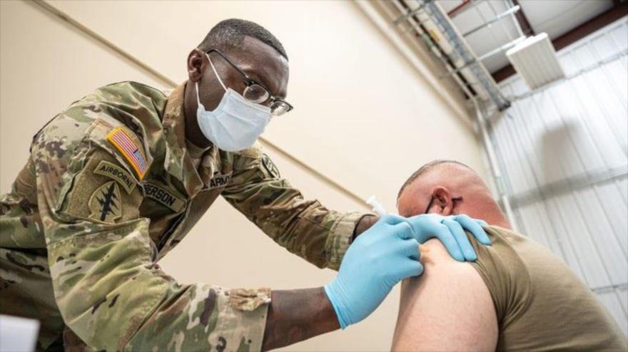 Un soldado estadounidense recibe la vacuna Pfizer COVID-19, EE.UU., 9 de diciembre de 2021. (Foto: FOX29)