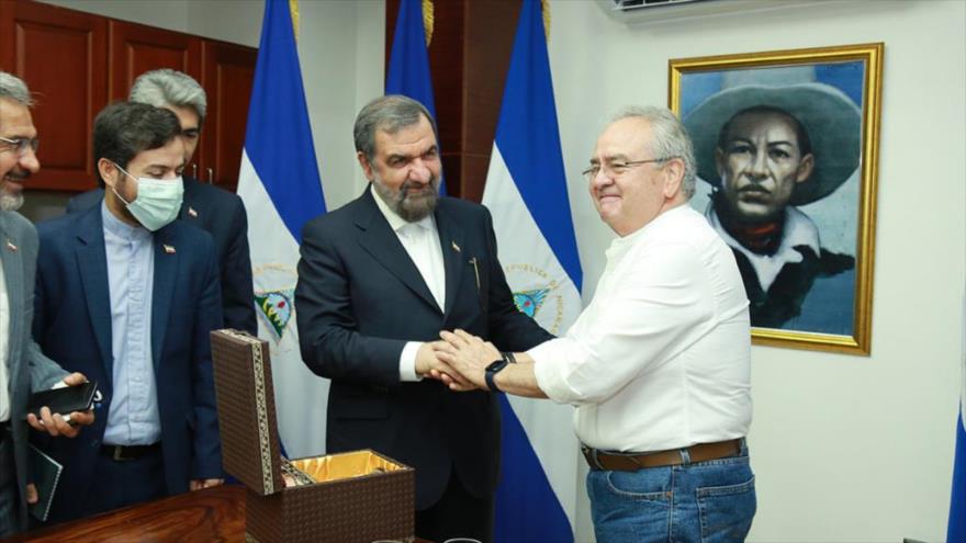 El presidente de la Asamblea Nacional de Nicaragua, Gustavo Porras (dcha.), saluda al vicepresidente iraní, Mohsen Rezai, Managua, 11 de enero de 2022.