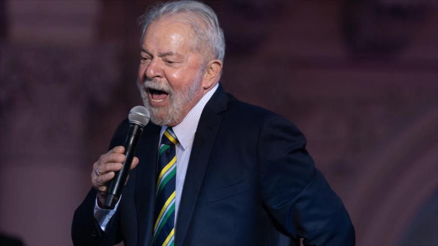 El expresidente de Brasil, Luiz Inácio Lula da Silva, ofrece discurso en un mitin en Buenos Aires, 10 de diciembre de 2021. (Foto: AFP)
