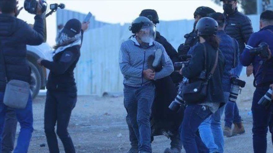 Vídeo: Soldados israelíes golpean y arrestan a una niña palestina