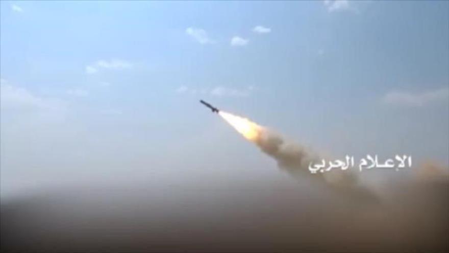 El momento de lanzamiento de un misil del movimiento popular yemení Ansarolá.