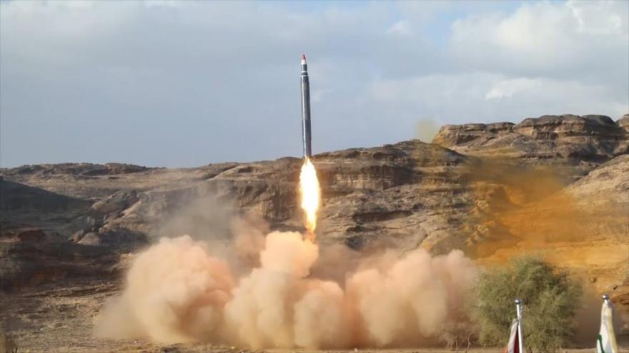 El Ejército yemení lanza un misil balístico Burkan contra los objetivos de la coalición saudí, 24 de junio de 2018.

