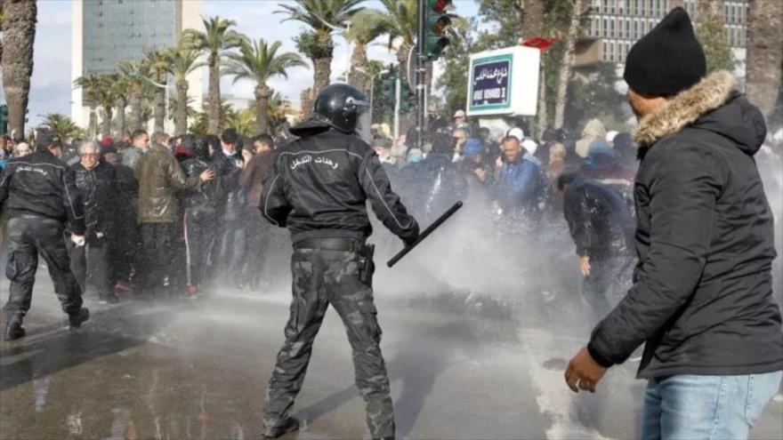 Túnez, de mal en peor: Reprimen con mano dura protestas antigolpe