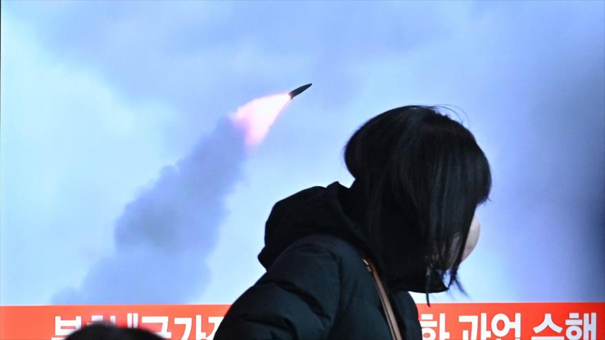 Personas miran en la televisión imágenes de archivo de una prueba de misiles de Corea del Norte, 11 de enero de 2022. (Foto: AFP)