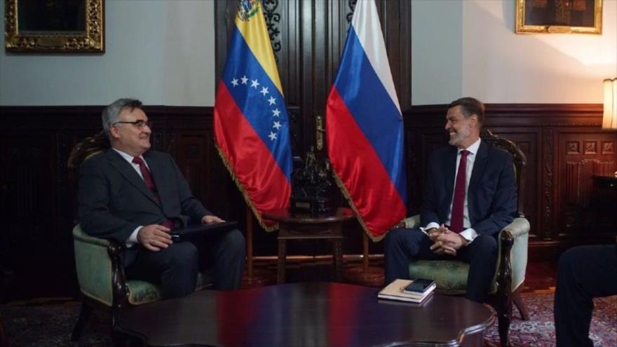 El canciller venezolano, Félix Plasencia (drcha.) y el embajador ruso en Venezuela, Serguéi Melik, en una reunión en Caracas, capital venezolana, 23 de agosto de 2021.