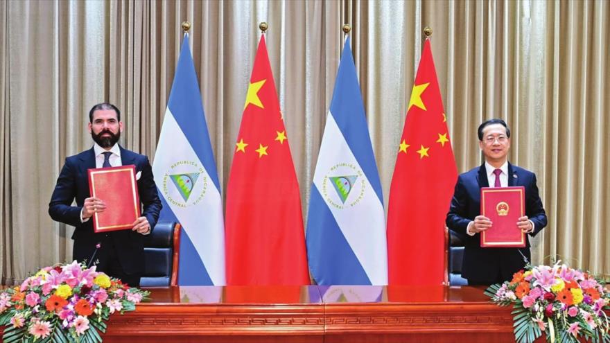Viceministro de Asuntos Exteriores de China, Ma Zhaoxu (dcha.) y Laureano Ortega, se reúnen en Tianjín, norte de China, 10 de diciembre de 2021.