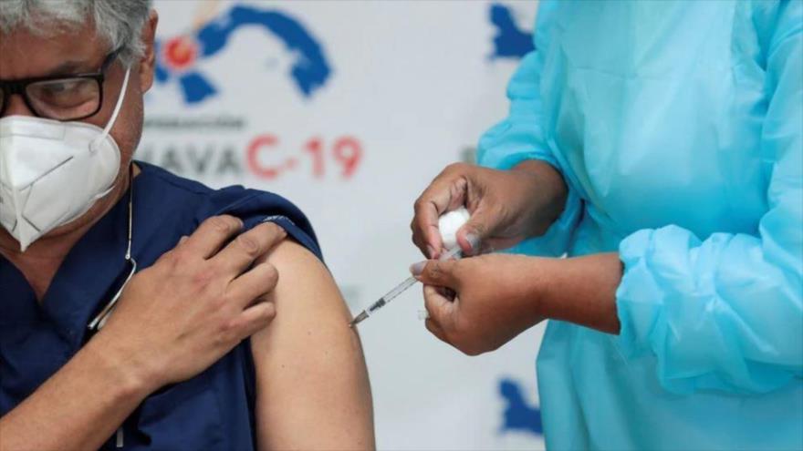 Un trabajador de salud panameño recibe la vacuna anti-COVID-19 en la Ciudad de Panamá, 17 de febrero de 2021. (Foto: Reuters)