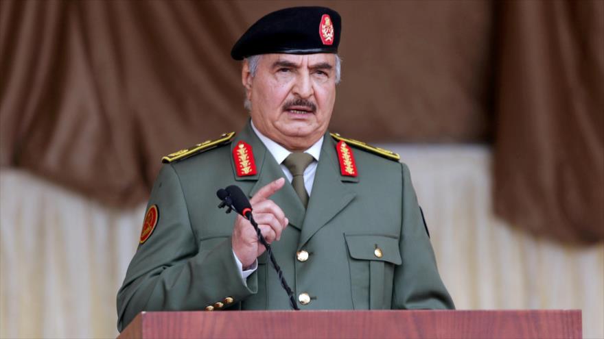 El general libio Jalifa Haftar ofrece un discurso en Benghazi, Libia, 24 de diciembre de 2020. (Foto: Reuters)