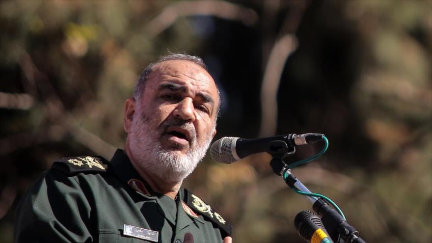 El comandante en jefe del Cuerpo de Guardianes de Irán, el general de división Hosein Salami, ofrece un discurso en un acto. (Foto: JAMARAN.IR)
