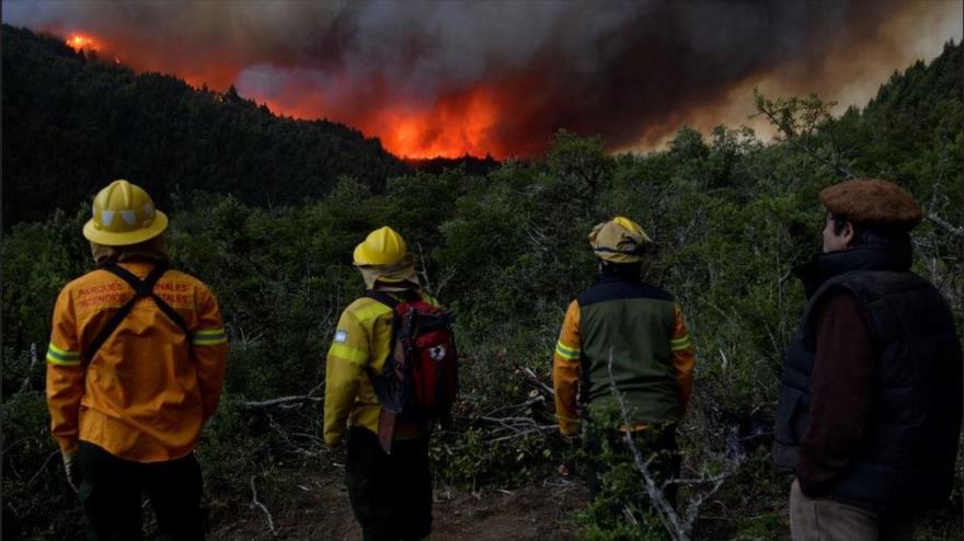 Continúa la lucha contra el incendio forestal en Bariloche