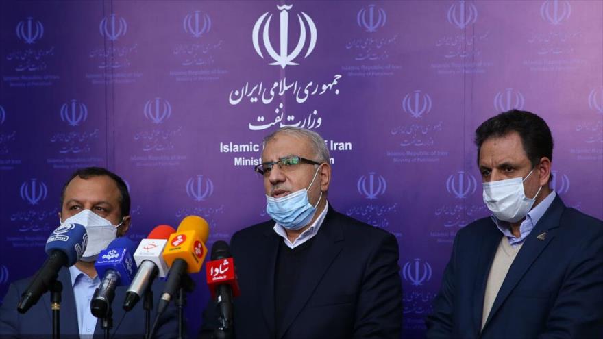 El ministro del Petróleo de Irán, Yavad Oyi (C), habla con la prensa en Teherán, capital iraní, 15 de enero de 2022. (Foto: Shana)