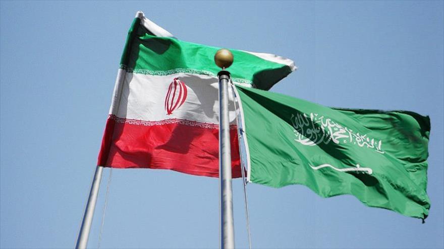 La bandera de tres colores de Irán y la de Arabia Saudí