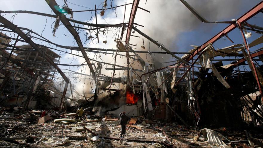 Daños causados tras un bombardeo saudí de contra un funeral en Saná, la capital de Yemen, el 9 de octubre de 2016. (Foto: Reuters)