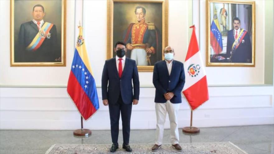 El viceministro de la Cancillería de Venezuela, Rander Peña, (izda) y el nuevo embajador de Perú en Venezuela, Orozco Zapata (dcha). (Foto: @RanderPena)