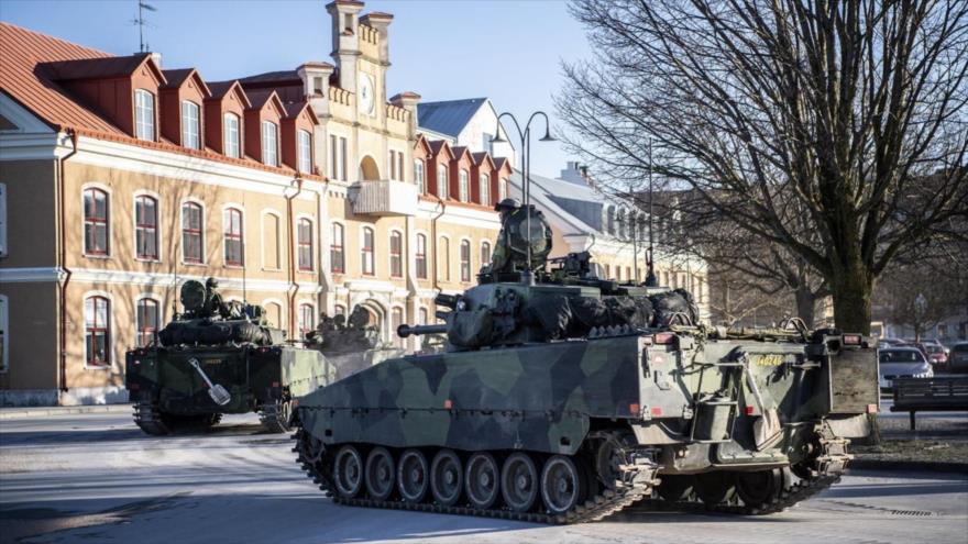 Los vehículos de combate de las Fuerzas Armadas suecas se ven en el puerto de Visby, en Suecia, 14 de enero de 2022.