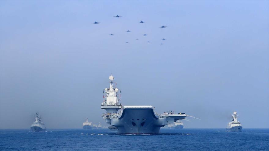 El portaviones chino, Liaoning, y otros barcos militares durante una exhibición militar.