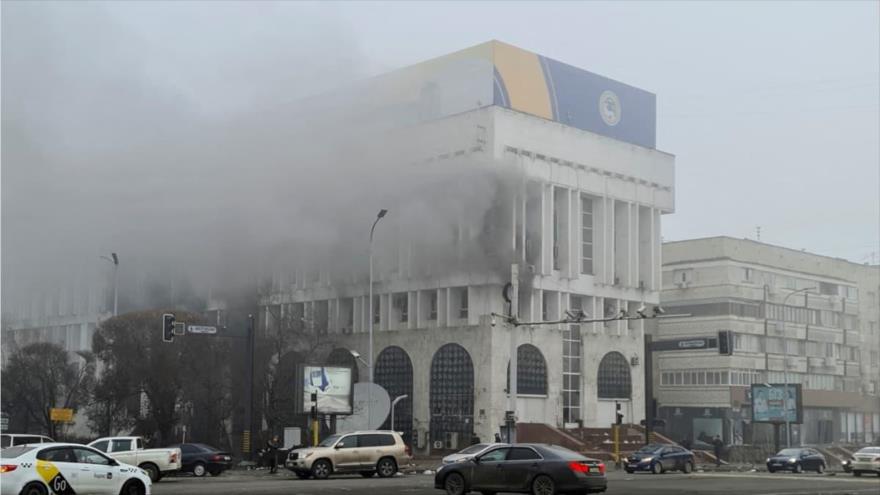 Un edificio quemado durante los enfrentamientos en Almaty, Kazajistán. (Foto: Reuters)