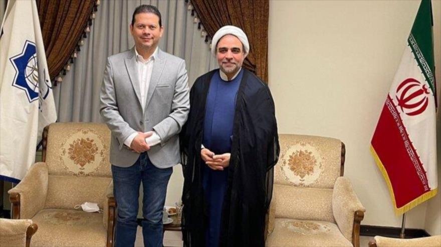Embajador de Nicaragua en Irán, Isaac Bravo (izda.), y el jefe del Instituto Cultural y Artístico iraní Al-Huda, Mohamad Asadi Movahed, en Teherán.