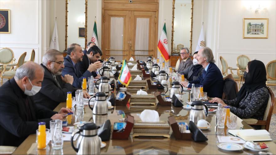 Delegaciones encabezadas por el canciller de Irán (izq.) y el enviado especial de la ONU para Siria en una reunión en Teherán, 16 de enero de 2022. (Foto: mfa.ir)