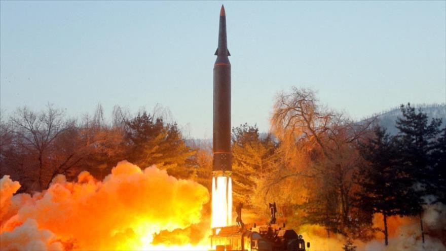 El disparo de prueba de un misil hipersónico en un lugar no revelado en Corea del Norte, 5 de enero de 2022. (Foto: KCNA)