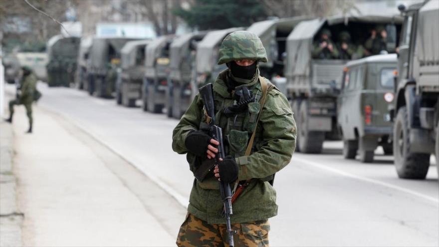 Soldados rusos en la ciudad de Balaclava en Crimea, cerca de la frontera con Ucrania. (Foto: Reuters)
