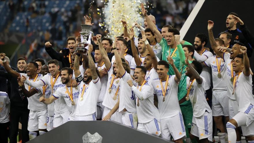 Los jugadores del equipo Real Madrid celebran su 12.º victoria en la Supercopa de España, 16 de enero de 2022.
