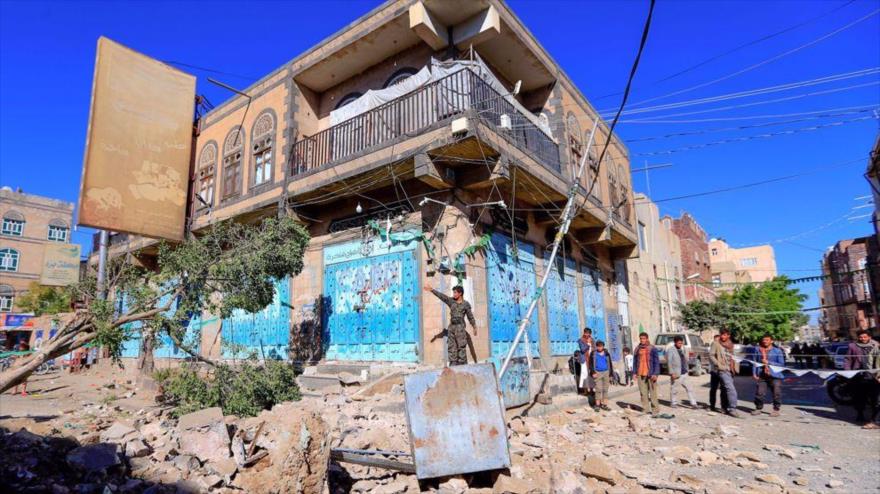 Los yemeníes inspeccionan los daños después de un ataque saudí a Saná, la capital, 24 de diciembre de 2021. (Foto: AFP)