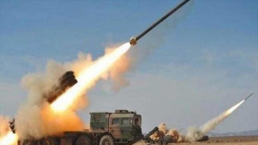 El momento de lanzamiento de un misil Badr por el movimiento popular yemení Ansarolá. (Foto: Reuters)