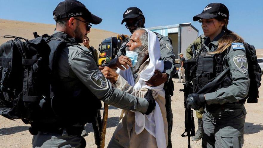 Los militares israelíes detienen el activista palestino Soleiman al-Hazalin en Yatta, Hebrón, en el sur de Cisjordania ocupada, 12 de julio de 2021. (Foto: Reuters)