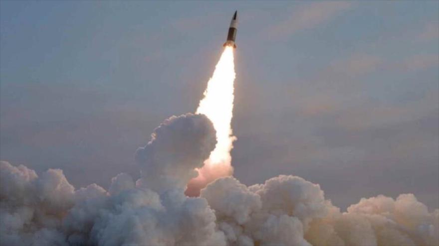 Misil táctico guiado lanzado por Corea del Norte desde zona occidental de país hacia una isla objetivo en mar Oriental de Corea, 17 de enero de 2022.