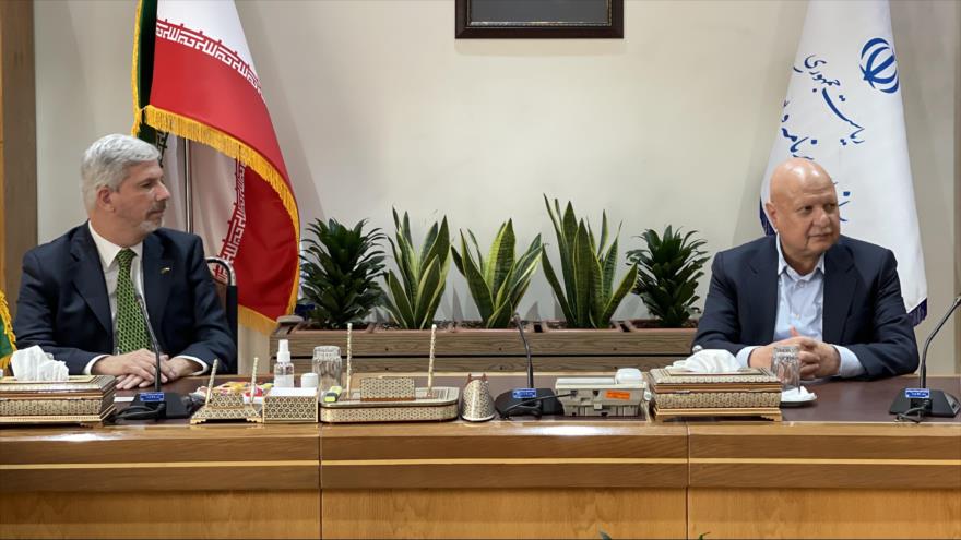 Masud Mirkazemi, vicepresidente de Irán (dcha.), y el embajador de Brasil en Teherán, Laudemar Goncalves de Aguiar Neto, 17 de enero de 2022.