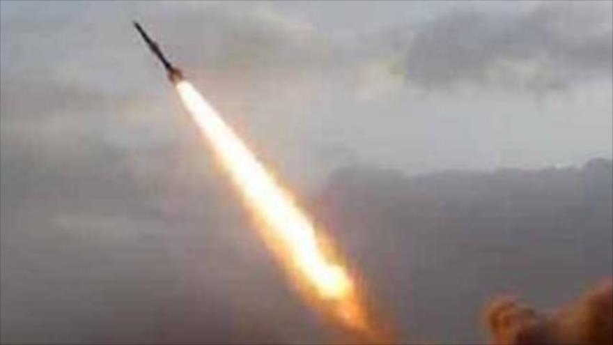 Un misil yemení poco después de lanzamiento.