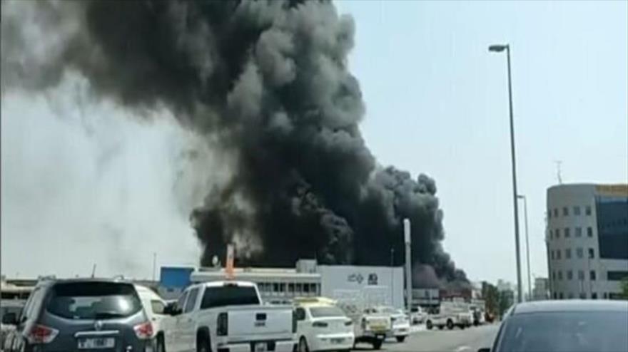 Una columna de humo se eleva tras una operación realizada por Ejército yemení en Abu Dhabi, capital emiratí, 17 de enero de 2022.