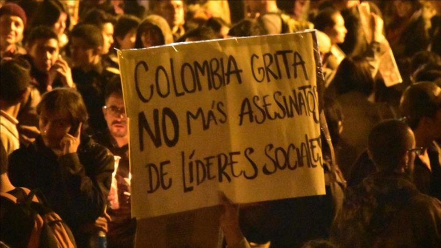 Los manifestantes protestan en Colombia contra el asesinato de los líderes sociales.