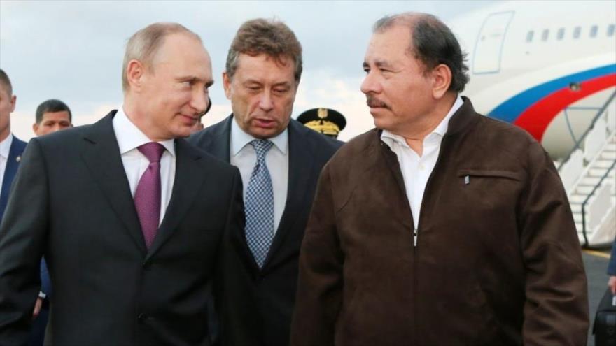 El presidente de Rusia, Vladimir Putin, (izq.) junto a su par de Nicaragua, Daniel Ortega, (dcha.) en el aeropuerto de Managua en 2014. (Foto: EFE)