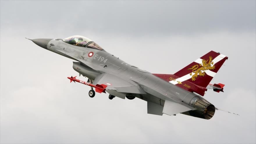 Un avion de combate F-16 de la Fuerza Aérea de Dinamarca en pleno vuelo.
