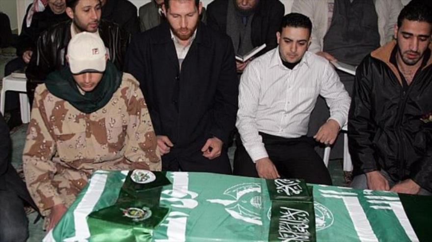 La familia de comandante del Movimiento de Resistencia Islámica Palestina (HAMAS), Mahmud al-Mabhuh, al lado de su ataúd.