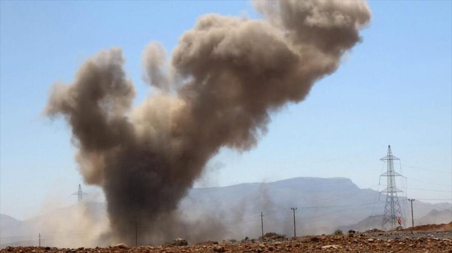 Columna de humo se eleva sobre Marib, en el centro-oeste de Yemen, 22 de noviembre de 2020 (Foto: AFP)