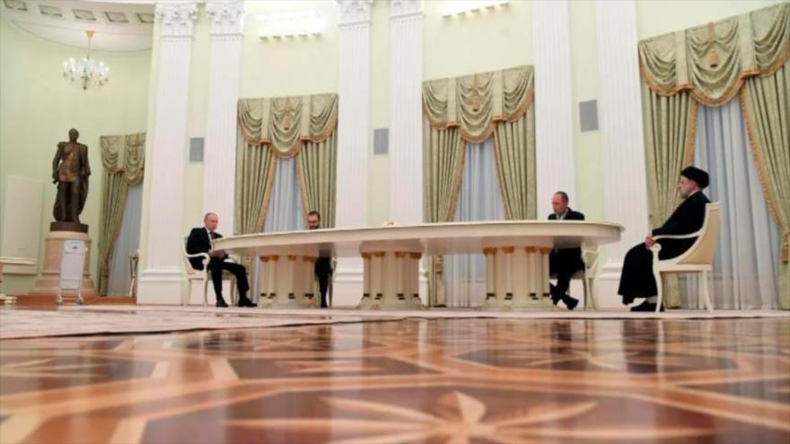 El presidente iraní, Seyed Ebrahim Raisi, y su par ruso Vladimir Putin se reúnen en Moscú, capital de Rusia, 19 de enero de 2022.