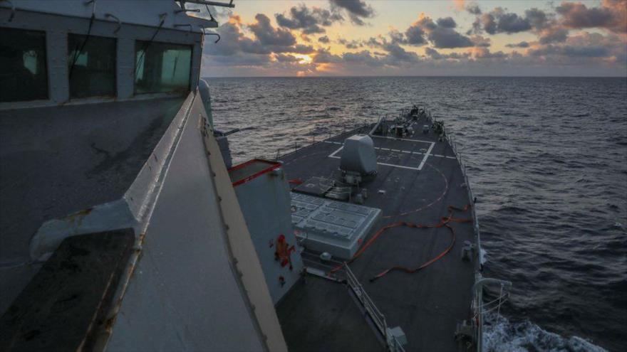 Destructor de misiles Arleigh Burke USS Benfold (DDG-65) de EE.UU. hace operaciones en mar de China Meridional, 20 de enero de 2022. (Foto: Reuters)