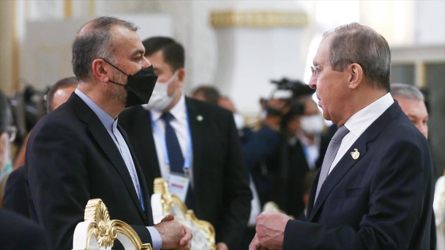 El canciller iraní, Hosein Amir Abdolahian (izda.) y su homólogo ruso, Serguéi Lavrov, en Moscú, capital de Rusia, 6 de octubre de 2021. 