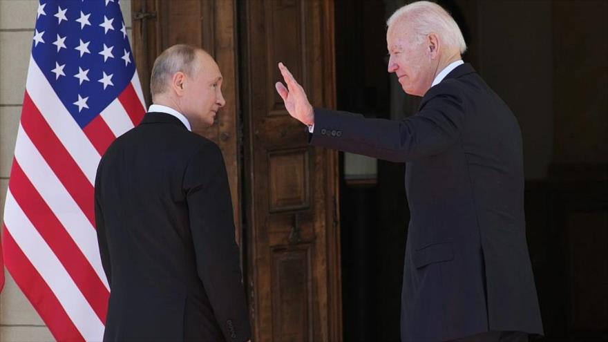 Presidente ruso, Vladimir Putin (izq.) y el de EE.UU., Joe Biden, antes de una reunión en Ginebra, Suiza, 16 de junio de 2021. (Foto: Reuters)
