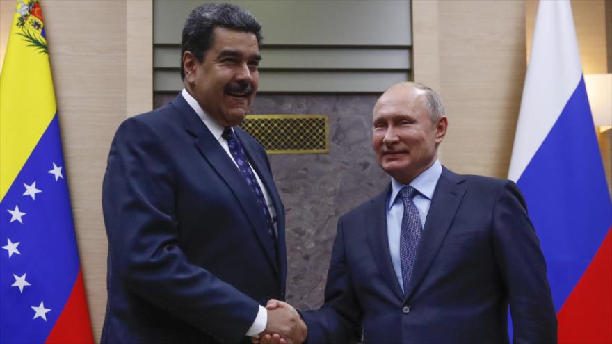El presidente de Venezuela, Nicolás Maduro, (izda.), y su par ruso, Vladimir Putin, se dan la mano durante una reunión en la residencia de Novo-Ogaryovo, 5 de diciembre de 2018.