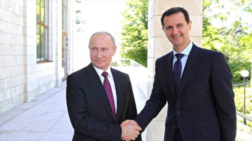 El presidente de Rusia, Vladímir Putin (izda.), y su homólogo sirio, Bashar al-Asad, durante una reunión en Sochi, 17 de mayo de 2018. (Foto: AFP)