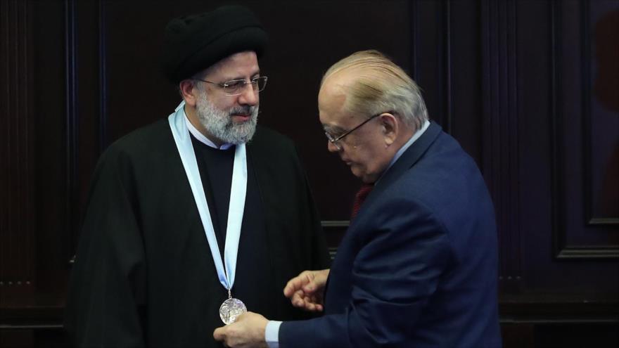 El rector de la Universidad Estatal de Moscú, Viktor Sadovnichy (dcha.), otorga el doctorado honoris causa al presidente de Irán, Seyed Ebrahim Raisi, 20 de enero de 2022. (President.ir)