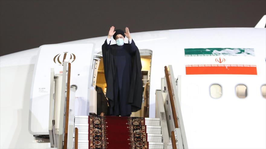 El presidente iraní, Seyed Ebrahim Raisi, sube al avión en Moscú, con destino a Teherán, capital persa, al terminar una visita de dos días a Rusia, 20 de enero de 2022. (Foto: President.ir)