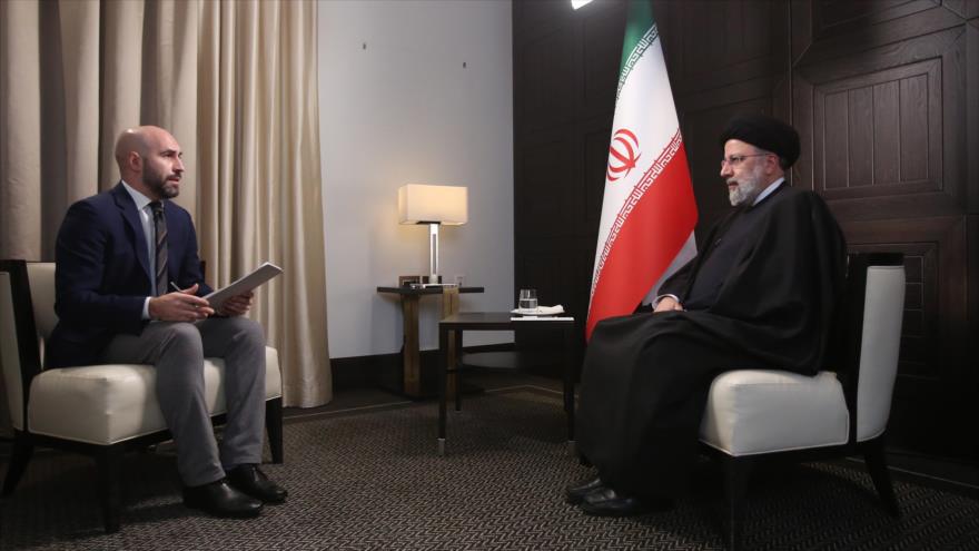 El presidente de Irán, Seyed Ebrahim Raisi (dcha.), habla con el corresponsal de la cadena rusa RT en Moscú, 20 de enero de 2022. (Foto: President.ir)