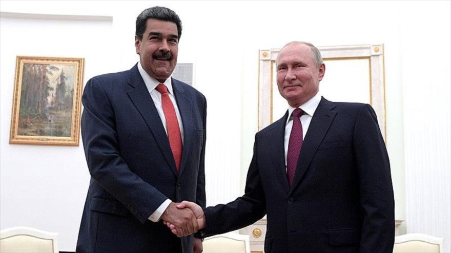 Los presidentes de Rusia, Vladimir Putin (dcha.), y de Venezuela, Nicolás Maduro, estrechan las manos durante un encuentro, 25 de octubre de 2019.