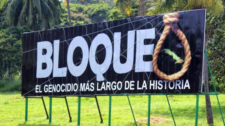 Un cartel que muestra el bloqueo comercial de EE.UU. contra Cuba, 20 de marzo de 2016. (Foto: EPA)