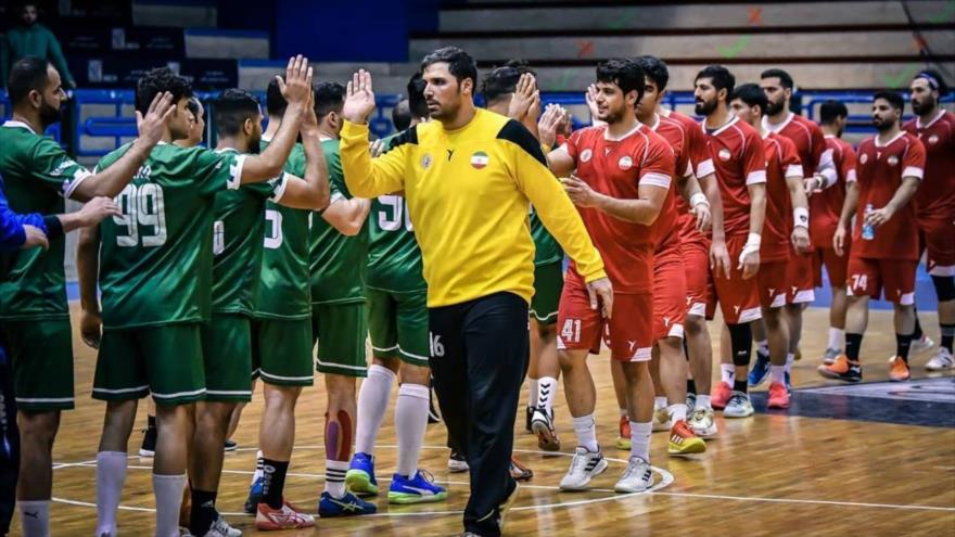 La selección nacional iraní del Balonmano (rojo) y sus rivales de Arabia Saudí.